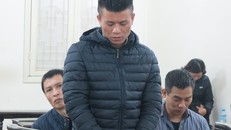 Thám (đứng), Văn (trái) và Khang tại tòa. 