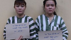 Hai "nữ quái" bị bắt khi đang hành nghề "hai ngón" ở chợ.