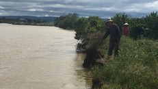 Ông Đặng Xong chỉ phần đất gia đình ông bị lở xuống sông