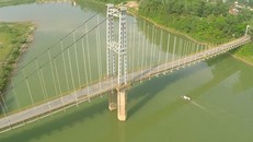 Cầu treo Dùng nơi hai học sinh gieo mình xuống dòng sông Lam tự vẫn (ảnh minh họa).