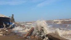 ‘Sóng biển đánh sát nách nhà tôi rồi!’