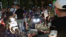 Sau khi bị đánh, nam thanh niên nằm bất động trên đường. 