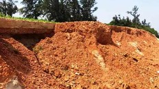 Đê biển ở Vĩnh Thái bị sạt lở nghiêm trọng.