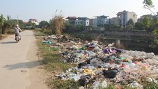 Rác thải sinh hoạt tràn lan ven đường.