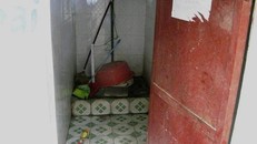 Bán dâm trong phòng tắm vì… nhà quá chật