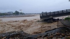 Cầu Thia bị sập trong đợt mưa lũ vào tháng 10/2017.