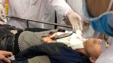 Nam sinh bị đâm được cấp cứu trong bệnh viện.