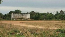 Bãi đất trống, nơi em H. bị ba thanh niên hiếp dâm. 