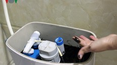 Nước đóng cặn đen ngòm. 