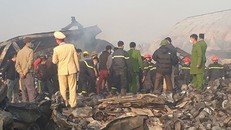 Lực lượng chức năng tìm kiếm những nạn nhân còn mắc kẹt trong vụ cháy nhà máy sản xuất bánh kẹo.