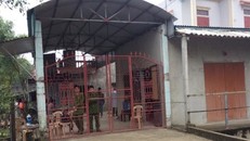 Công an khám nghiệm tại ngôi nhà xảy ra thảm án 