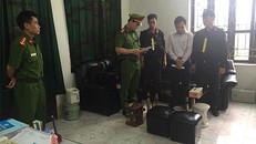 Cơ quan điều tra đọc lệnh khởi tố, bắt giam ông Thường. 