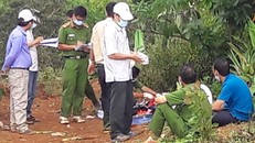 Cơ quan chức năng khám nghiệm hiện trường nơi xảy ra vụ nổ súng. 