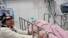 Vợ nạn nhân khóc ngất bên thi thể chồng