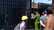 Cơ quan chức năng đang tiến hành điều tra tại hiện trường vụ việc 