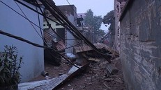 Hiện trường vụ nổ khiến nhiều ngôi nhà bị hư hỏng nặng.