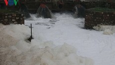 Nước từ trạm bơm tưới tiêu ô nhiễm bốc mùi, bọt trắng xóa.