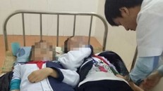 Hơn 20 học sinh, giáo viên Trường THCS Quán Toan phải nhập viện cấp cứu vì hít phải khí độc.