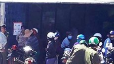 Người dân hiếu kỳ theo dõi vụ việc người phụ nữ nghi là bị cưỡng hiếp, sát hại tại nhà riêng