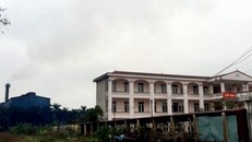 Phân xưởng luyện thép của nhà máy thép Việt Nhật xả khói bụi nằm sát ngay sau trường THCS Quán Toan.