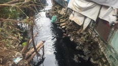 Công nước thải do DN quản lý bốc mùi hôi thối len lỏi trong khu dân cư