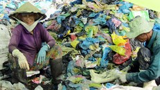 Rất nhiều người đến bãi rác Kinh Cùng để mưu sinh.