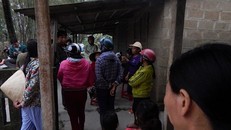 Hàng chục người dân tập trung gần nhà máy xi măng của Công ty Hữu hạn xi măng Luks Việt Nam (do Tập đoàn Luks Industrial Limited Hồng Kông) đầu tư 100% vốn nước ngoài) bày tỏ bất bình ngày 13/12/2017