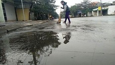 Bụi than phủ kín khắp nhà cửa và đường xá khiến cuộc sống của người dân vô cùng khốn khổ