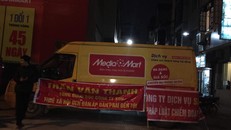 Bị chặn lối ra vào hầm, cư dân toà nhà Sông Đà - Hà Đông căng băng rôn phản đối. 