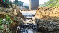 Toàn bộ nước thải chưa qua xử lý trong ao tràn toàn bộ ra suối Nậm Núa, gây ô nhiễm nghiêm trọng.