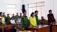 Bị cáo Trân (áo vàng) tại tòa