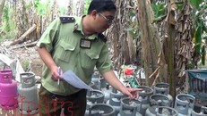 Lực lượng quản lý thị trường kiểm tra bên trong điểm sang chiết gas lậu.