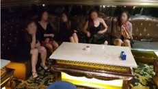 Những phụ nữ bị bắt trong chiến dịch truy quét