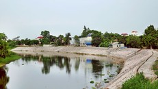 Dòng sông Đáy đoạn qua huyện Thanh Oai được xử lý nhằm giảm ô nhiễm. Ảnh: Bá Hoạt