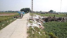 Rác thải từ làng nghề bật bông thôn Trát Cầu, xã Tiền Phong được tập kết tràn lan ven đường giao thông nông thôn