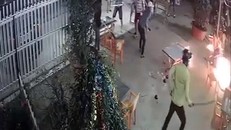 Nhóm đối tượng xông vào quán ăn truy sát chủ quán và nhân viên (Ảnh chụp từ camera an ninh do công an cung cấp)