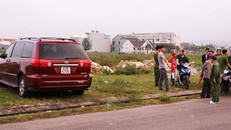 Ôtô Tuấn điều khiển để lại bên đường sau khi cướp tiền của công ty. 