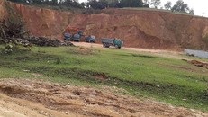 Rầm rộ khai thác đất giữa ban ngày, chính quyền thờ ơ?