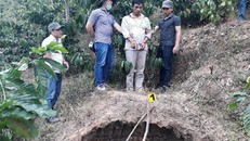 Vũ được đến nơi chôn xác nạn nhân để thực nghiệm hiện trường