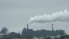 Khói bụi nhà máy sản xuất đường thải ra mịt mù trời.