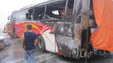 Xe khách bốc cháy trong đêm, hành khách hoảng loạn