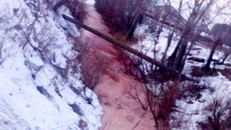 Nước sông biến thành màu đỏ như máu