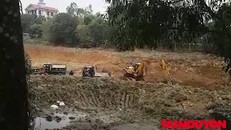 Máy múc, ô tô phục vụ cho việc khai thác đất tại lòng sông Tam Điệp.