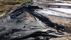 Hồ chứa chất thải bị vỡ nay được gia cố đơn giản