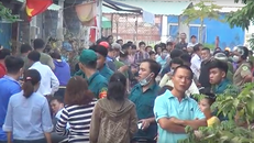 Nhiều người dân bàn tán xôn xao về vụ việc.