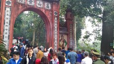 Nhiều người dân về dâng hương tại đất Tổ. Ảnh: Xuân Hồng.