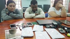 Một đối tượng người Nigieria và hai đối tượng là phụ nữ Việt Nam trong vụ 19 'Qúy bà' bị sập bẫy. 