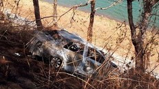 Chiếc xe taxi bị thiêu rụi. Ảnh: Báo Giao thông.