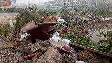 Đường vào thung lũng hoa Hồ Tây ngập trong rác thải