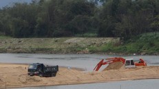 Doanh nghiệp Trọng Điểm đang khai thác cát tại sông Côn dưới chân cầu Phụ Ngọc đi qua hai xã Nhơn Khánh và Nhơn Phúc